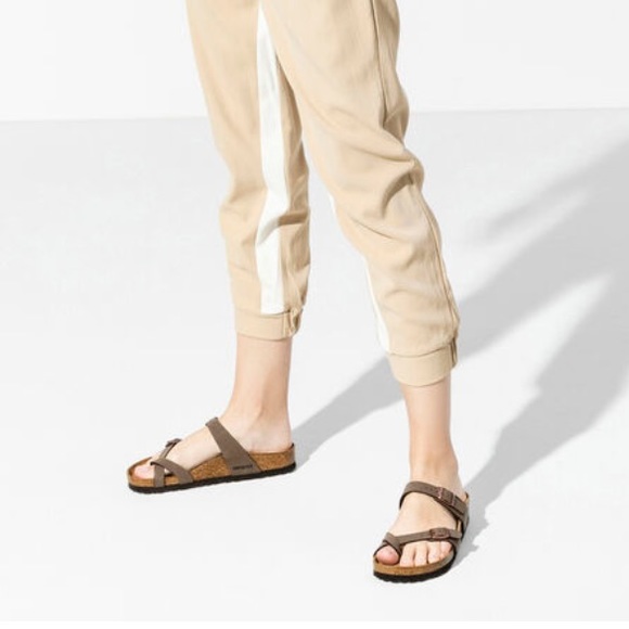 NWT Birkenstock Sandal Mayari
Birkibuc Mocha Brown copper buckle. New. - Picture 13 of 15